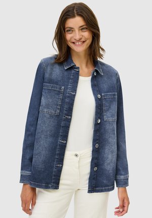 Giubbotto di jeans in lavaggio blu scuro, con chiusura a bottoni, due tasche sul petto e una vestibilità comoda con maniche lunghe.