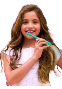 Elektrisk tannbørste med et turkist silikothode, glatt håndtak, holdt av et barn med langt brunt hår, iført en hvit brodert topp.