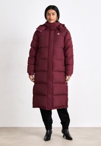 Tommy Jeans ALASKA LONG PUFF - Piumino lungo - deep rouge