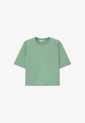 T-shirt court uni vert mousse à manches courtes avec un col rond sur fond blanc.
