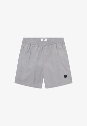 Sivé šortky s elastickým pásom vyrobené z ľahkého materiálu. Obsahujú dve bočné vrecká a čierny kruhový logo detail na ľavej nohe.