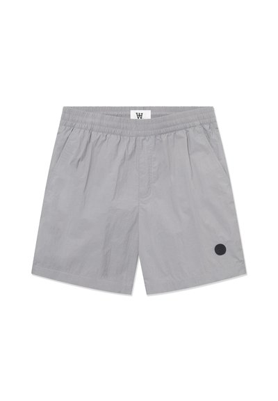Grå shorts med elastisk talje lavet af letvægtsmateriale. Har to sidelommer og en sort cirkulær logo detalje på venstre ben.