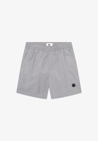 Grå shorts med elastisk talje lavet af letvægtsmateriale. Har to sidelommer og en sort cirkulær logo detalje på venstre ben.