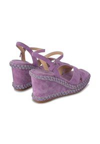 Lila Wildledersandalen mit Wedge-Absatz und überkreuzten Riemen. Verfügt über einen dekorativen, mit Perlen besetzten Sohleneinsatz und ein abgerundetes Zehendesign.