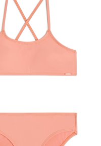 Löysät persikanväriset bikinit, joissa on urheiluliivityylinen yläosa ristiin menevillä hihnoilla ja yhteensopivat matalavyötäröiset alushousut. Liukas pinta, uurresyvyydet.