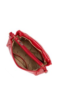 Rote Leder-Handtasche mit glatter Textur, ausgestattet mit einem Reißverschlussfach und einer markenspezifischen Innenauskleidung. Die Form ist leicht zerknittert, mit goldenen Beschlägen.