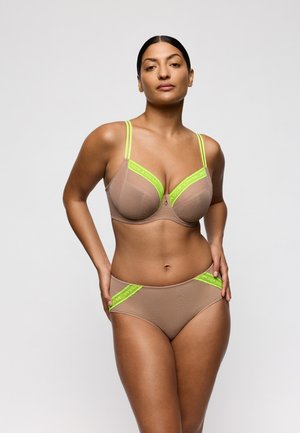 Beha- en slipset in nudekleurige mesh met felgroene accenten bedrukt met logo. Beha heeft gevormde cups en verstelbare bandjes.