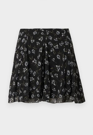Czarna plisowana spódnica z białym i oliwkowym kwiatowym wzorem, z lejącą się tkaniną o subtelnej fakturze, o długości do połowy łydki.