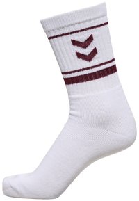 Weiße Sportsocke mit gerippter Textur, die zwei bordeauxrote horizontale Streifen und ein Chevron-Muster oberhalb des Knöchels aufweist.