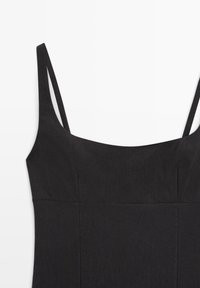 Czarna sukienka bez rękawów z cienkimi ramiączkami i kwadratowym dekoltem, ułożona płasko na białym tle.