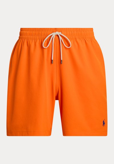 Πορτοκαλί μαγιό σορτς με ελαστική μέση και κορδόνι. Διαθέτει μικρό μπλε λογότυπο στο κάτω δεξί μέρος. Ομαλό, ελαφρύ ύφασμα.