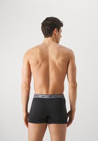 Nike Underwear TRUNK 3 PACK - Boxerbriefs - black/orange/yellow/grey