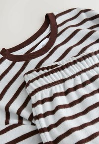 Ensemble de pyjama en coton doux tricoté avec des rayures horizontales marron et blanches, doté d'un col rond et d'une taille élastique.