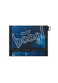 Portafoglio in tela blu con motivo a macchie. Presenta testo scritto a mano in bianco e bordo nero con un anello per il fissaggio.