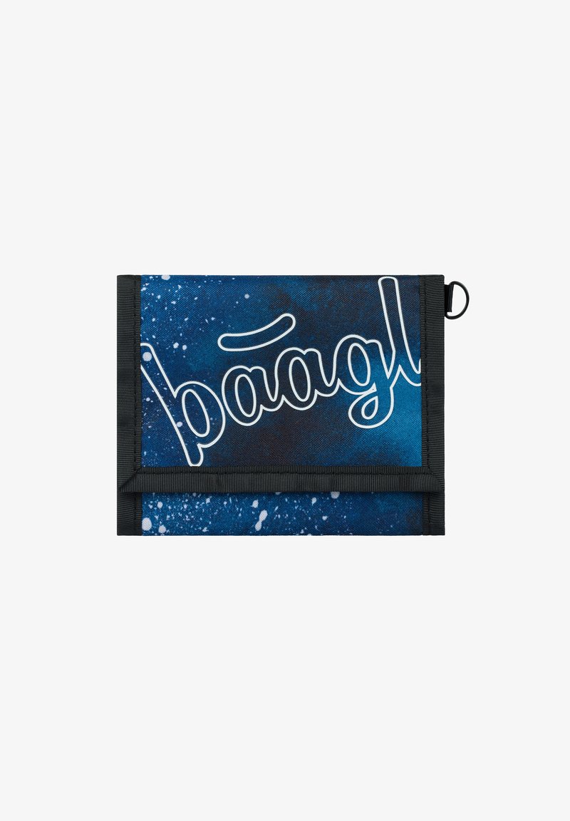 Canvas-Geldbörse in Blau mit Spritzmuster. Mit weißem handschriftlichem Text und schwarzer Umrandung sowie einer Schlaufe zur Befestigung.