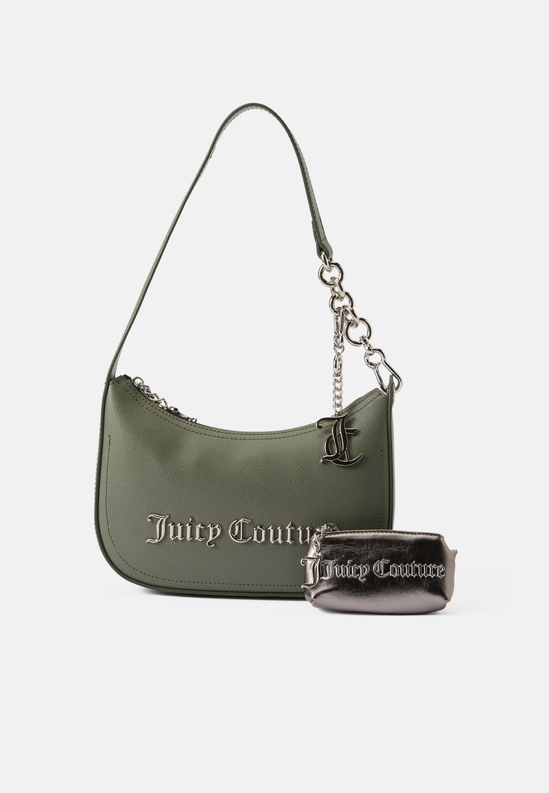 Zelena torba od umetne kože s zakrivljenim oblikom, srebrnim dodacima, utisnutim logotipom "Juicy Couture" i odgovarajućom metalik torbicom.
