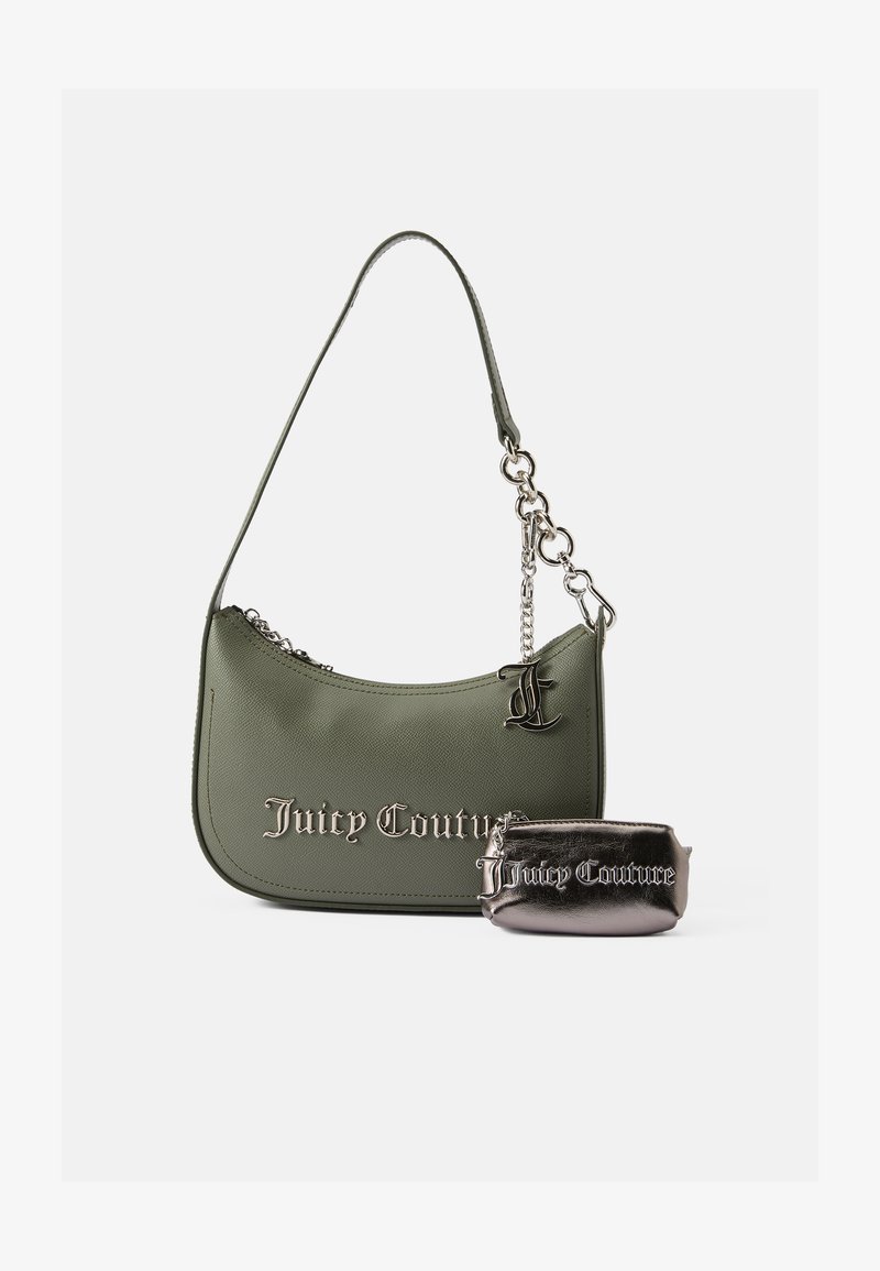 Zaļa mākslīgās ādas rokas soma ar izliekta formu, sudraba piederumiem, iegravētu "Juicy Couture" logotipu un saskaņotu metālisku maisiņu.
