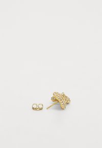 Boucles d'oreilles dorées avec un design texturé présentant plusieurs strass transparents. Comprend une attache clou dorée assortie.