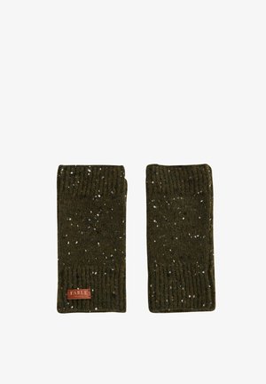 Guanti senza dita lavorati a maglia verdi con una trama a coste, caratterizzati da macchie bianche e una piccola etichetta marrone con la scritta "FABLE."