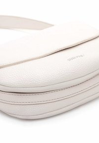Hvid læder crossbody taske med struktureret overflade, klaplukning og synlige syninger på kanterne. Kompakt og rektangulær design.