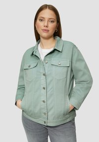 Hellgrüne Jeansjacke mit knöpfbarem Vorderteil, zwei Brusttaschen und Seitentaschen; verfügt über einen kragenförmigen Ausschnitt und strukturierte Nähte.