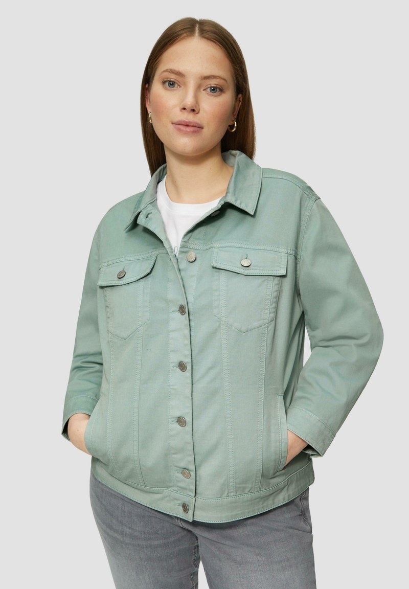 Hellgrüne Jeansjacke mit knöpfbarem Vorderteil, zwei Brusttaschen und Seitentaschen; verfügt über einen kragenförmigen Ausschnitt und strukturierte Nähte.