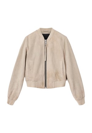 Beige mokkanahkainen bomber-takki, jossa vetoketjulla suljettava edessä, resorit hihansuuissa ja kaksi sivutaskua. Sileä pinta, rento istuvuus ja lyhyt malli.