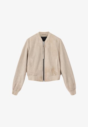 Beige mokkanahkainen bomber-takki, jossa vetoketjulla suljettava edessä, resorit hihansuuissa ja kaksi sivutaskua. Sileä pinta, rento istuvuus ja lyhyt malli.