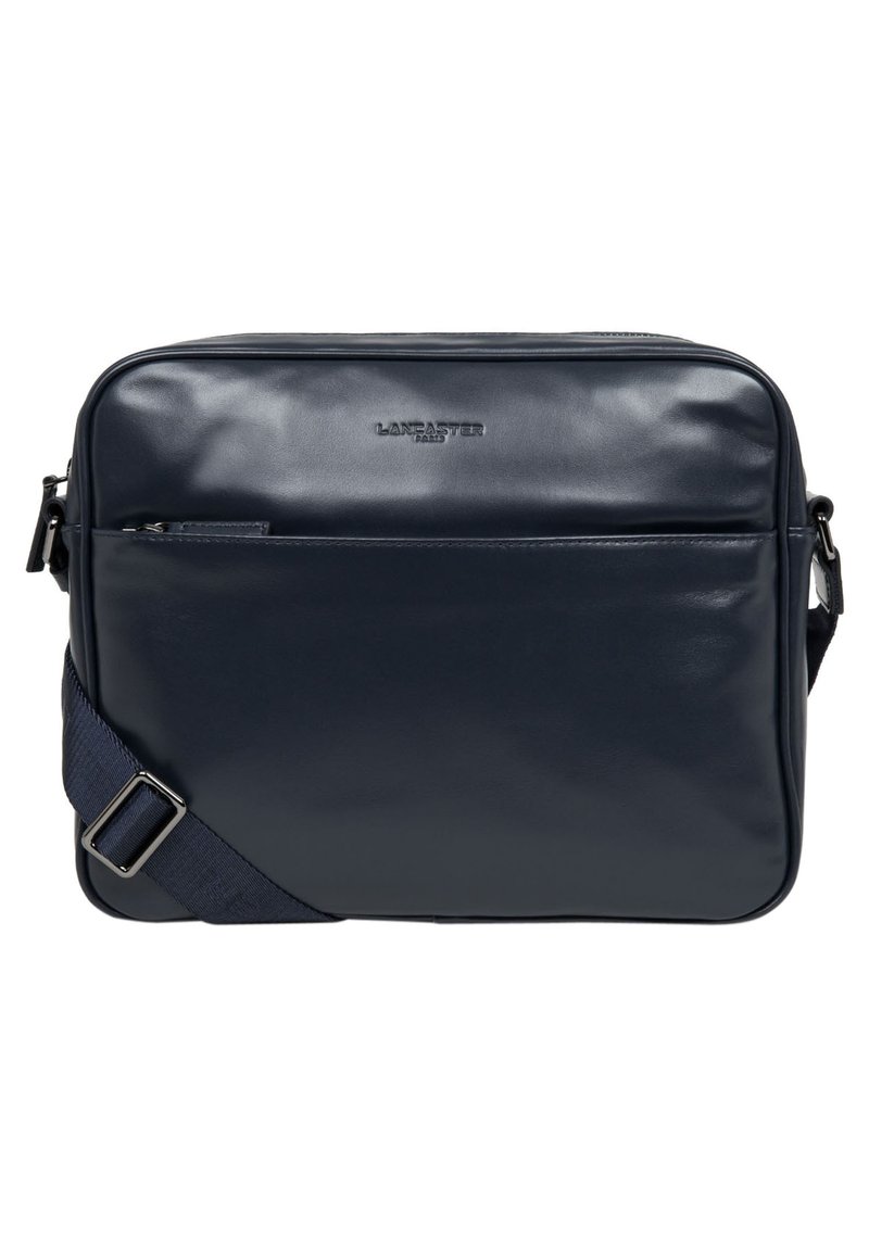 Borsa a tracolla in pelle blu navy con una texture liscia, dotata di una tasca con zip frontale e tracolla regolabile. Logo impressa sul davanti.
