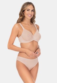 Beżowy koronkowy biustonosz z szerokimi ramiączkami, subtelnym kwiatowym wzorem na miseczkach oraz dopasowane majtki typu bikini, charakteryzujące się gładką, satynową teksturą.