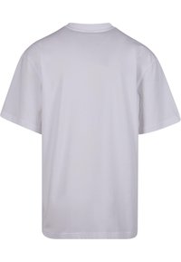 Hvid kortærmet t-shirt. Lavet af blødt, glat stof. Runde halsudskæring, afslappet pasform, ensfarvet design uden synlige logoer eller mønstre.
