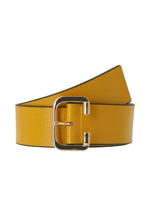 Large ceinture en cuir jaune moutarde avec finition texturée et boucle rectangulaire en métal doré sur fond blanc.