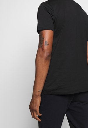 Schwarzes Baumwoll-T-Shirt mit kurzen Ärmeln und Rundhalsausschnitt. Glatte Textur, reguläre Passform und etikettloses Design, von hinten angezeigt.