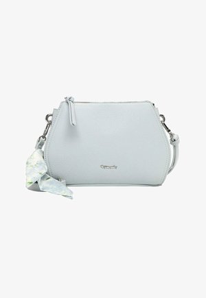 Sac à main en cuir texturé gris clair avec logo argenté, bandoulière détachable, fermeture éclair et un accessoire en tissu fleuri attaché sur le côté.