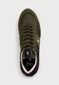 Olivgrön Polo Ralph Lauren sneakers med snörning, suède- och tygdetaljer, samt Polo-hästs logo på sidan och tungan.