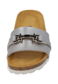 Sandal in pelle grigia con fascia larga, caratterizzata da un accento nero e oro. Suola intermedia in sughero, soletta testurizzata e suola esterna in gomma bianca.