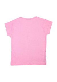 T-shirt en coton rose avec manches courtes, encolure arrondie et dos plat. Texture lisse avec un design simple, sans graphismes ni motifs.