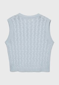 Hellblauer ärmelloser Pullover mit Zopfmuster, mit gerippten Kanten und rundem Ausschnitt, hergestellt aus weichem, strukturiertem Material.