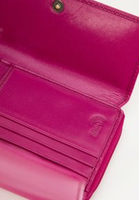 Fuchsia leren portemonnee interieur met kaartvakken en een drukknoopsluiting, met een glanzende textuur en geperste merkdetails.