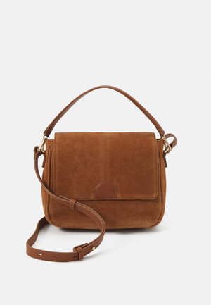 Bolso de ante marrón con un diseño estructurado, asa superior y correa de hombro de cuero ajustable. Presenta un cierre de solapa y detalles de cuero.