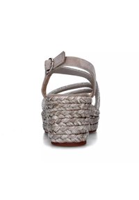 Sandali espadrillas beige con tacco in corda intrecciata, cinturino alla caviglia regolabile e più sottili cinghie con accenti scintillanti.