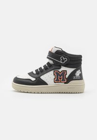Sneaker a metà altezza con dettagli neri, bianchi e arancioni, dotato di pelle perforata, toppa ricamata con la "M", logo di Topolino e chiusura a strap.