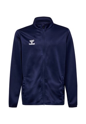 Dwoje dzieci w granatowych sportowych kurtkach i spodniach Hummel, stojące obok siebie na gładkim tle.