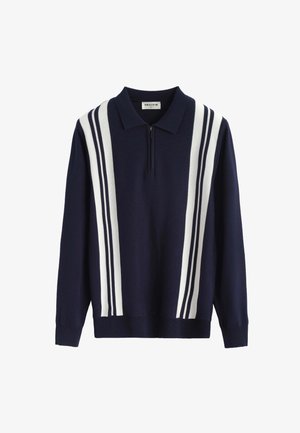 Pull-over en tricot bleu marine avec un col zippé et des rayures blanches sur la poitrine ; il possède des manches longues et un ourlet côtelé pour un look ajusté.