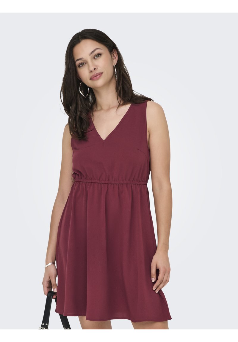 Robe sans manches bordeaux avec un décolleté en V, taille cintrée et jupe fluide. Texture de tissu douce et design minimaliste sans motifs.