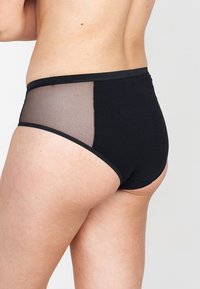 Zwarte hoge taille brief met mesh zijpanelen. Zacht elastische tailleband en een effen achterkant, ontworpen voor comfort en ademend vermogen.