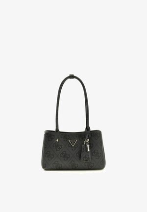 Sac à main noir Guess avec motif monogramme, double bandoulière et porte-clés de marque attachés, présenté sur un fond blanc.