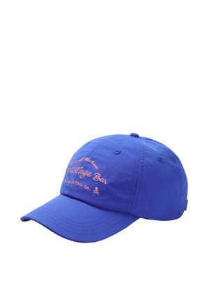 Gorra de béisbol azul con bordado rosa que dice "Village Bar scalpers co." y una pequeña calavera con huesos cruzados en la parte delantera.