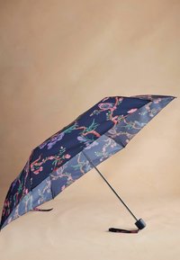 Ombrello blu scuro con motivo floreale in rosa e verde, manico in metallo e cappuccio nero. Design compatto con una tracolla per il trasporto.