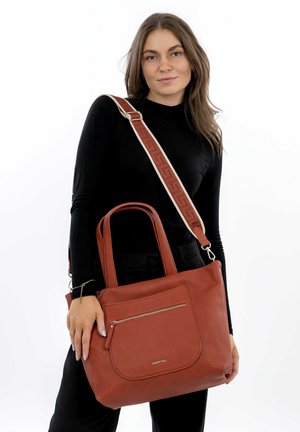 Sac à main rouge texturé avec des poignées doubles et une bandoulière amovible à motif. Dispose d'une poche zippée à l'avant et d'accents en métal doré.